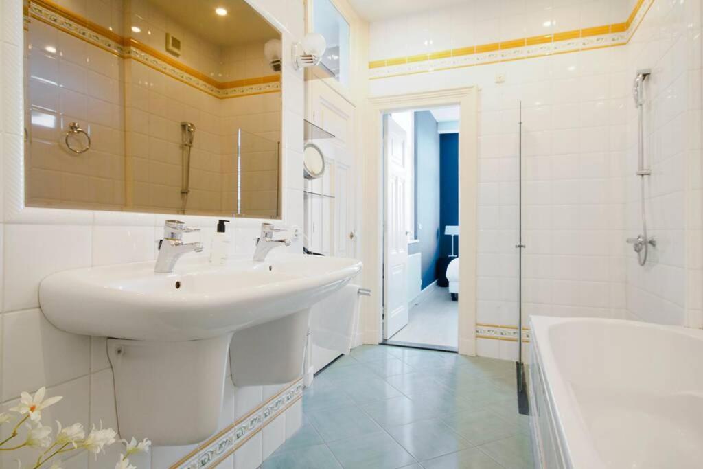 2 Bedroom 2 Bathroom Canal Apartamento